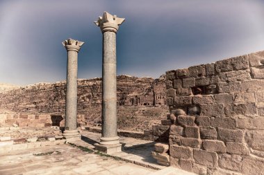  kilise kalıntıları üzerinden anıtların görünümü