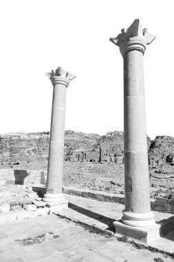  kilise kalıntıları üzerinden anıtların görünümü