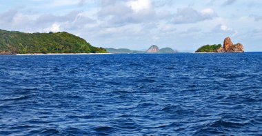 bir tekne güzellikler kıyı şeridi deniz ve rock 