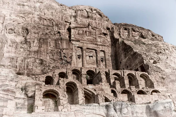 Tumba en el sitio antiguo de petra en Jordania — Foto de Stock