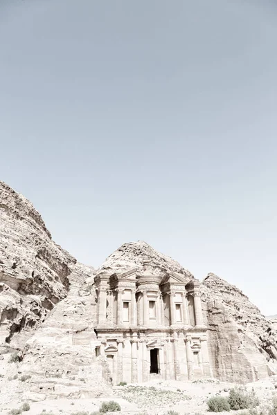 El sitio antiguo de petra en Jordania el monasterio — Foto de Stock