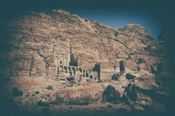 Tumba en el sitio antiguo de petra en Jordania —  Fotos de Stock