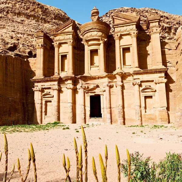 O sítio antigo de petra na Jordânia o mosteiro — Fotografia de Stock