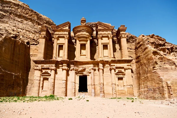 El sitio antiguo de petra en Jordania el monasterio — Foto de Stock