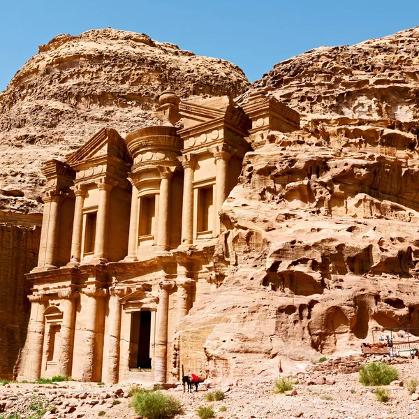 Il sito antico di Petra in Giordania il monastero — Foto Stock