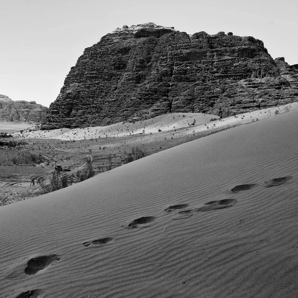 En la arena del desierto y destino de aventura de montaña — Foto de Stock