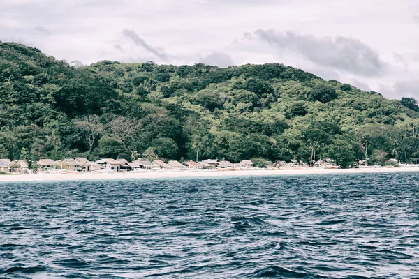 bir tekne güzellikler kıyı şeridi deniz ve rock 