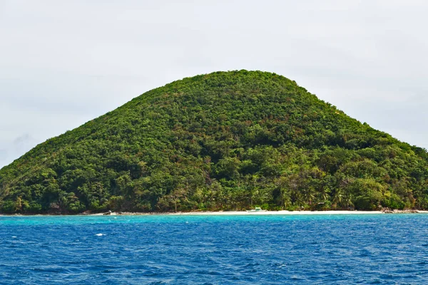 Da una barca in una bellissima costa panoramica mare e roccia — Foto Stock