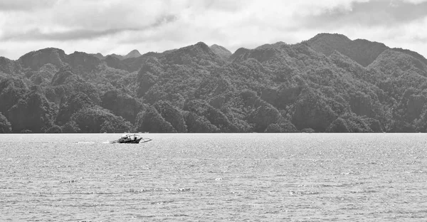 Από μια βάρκα στη θάλασσα ακτογραμμή πανέμορφο πανόραμα και ροκ — Φωτογραφία Αρχείου