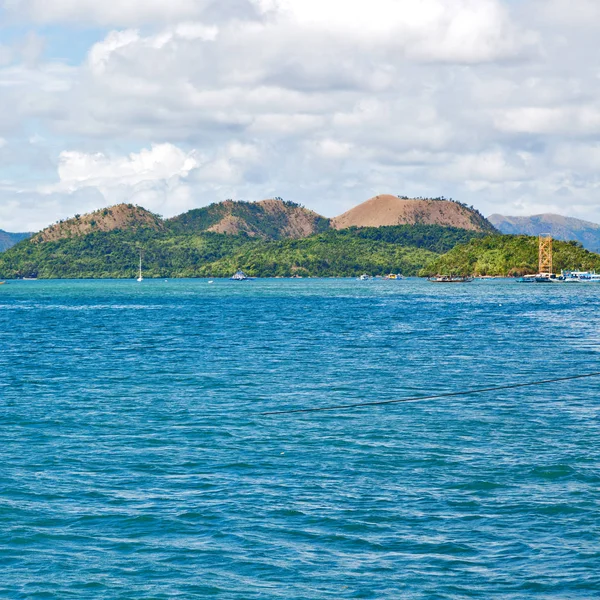 Z łodzi w piękną panoramę wybrzeża Morza i rock — Zdjęcie stockowe