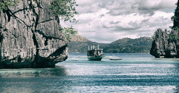 Vista desde un acantilado de la hermosa bahía del paraíso — Foto de Stock