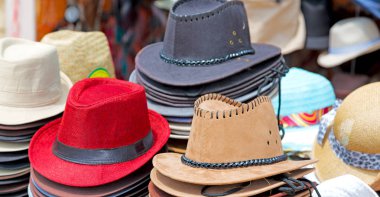 bir eski pazar bir sürü colorated şapka içinde 