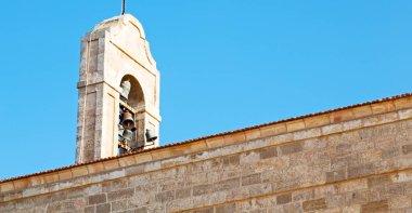   antika Kilisenin çan açık gökyüzünde