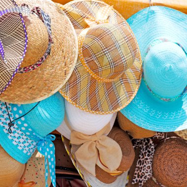 bir eski pazar bir sürü colorated şapka içinde 