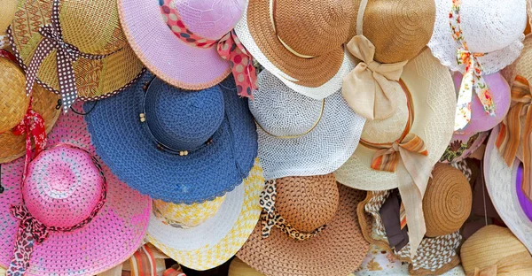 bir eski pazar bir sürü colorated şapka içinde 