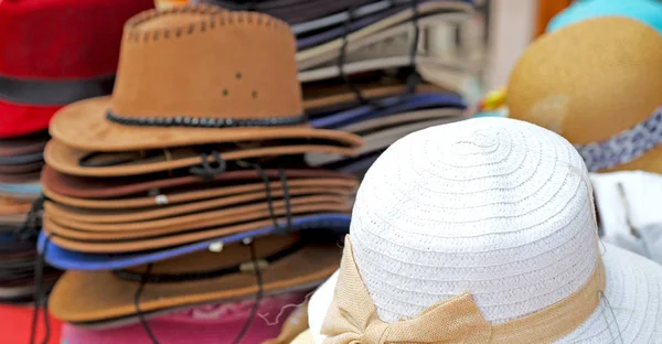 bir eski pazar bir sürü colorated şapka içinde 