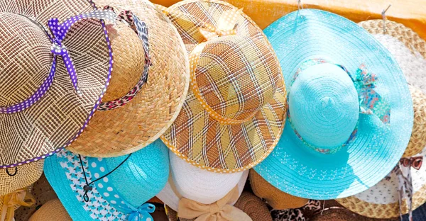 bir eski pazar bir sürü colorated şapka içinde 