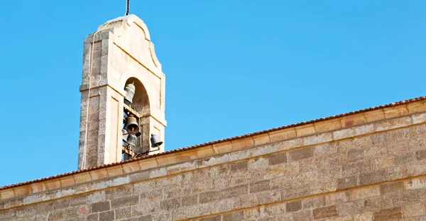   antika Kilisenin çan açık gökyüzünde