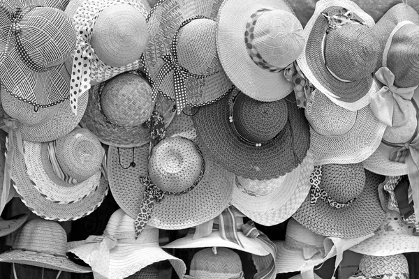 V staré trhu spousta kolorovaný klobouky — Stock fotografie