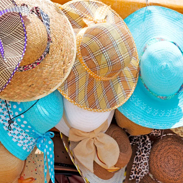 bir eski pazar bir sürü colorated şapka içinde 