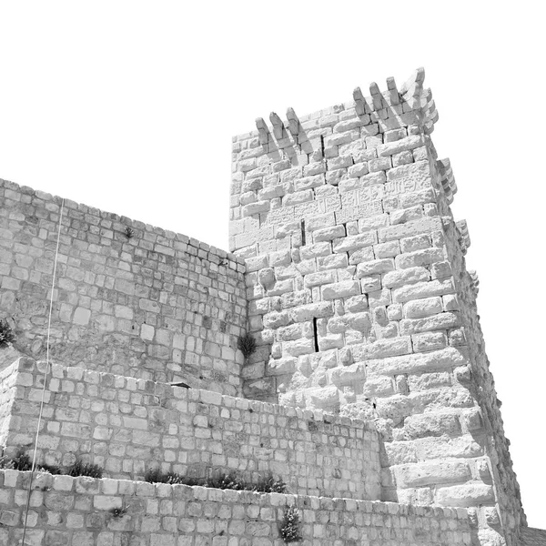 De oude kaste en zijn toren in de hemel — Stockfoto