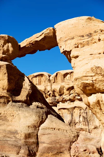 O velho deserto e a rocha perto do buraco — Fotografia de Stock