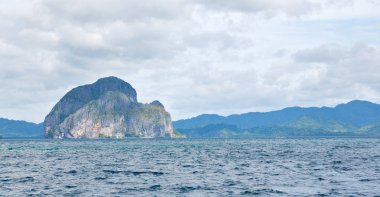  Tekne ve Pasifik Okyanusu görünümünden