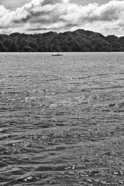 bir tekne güzellikler kıyı şeridi deniz ve rock 