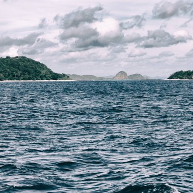 bir tekne güzellikler kıyı şeridi deniz ve rock 
