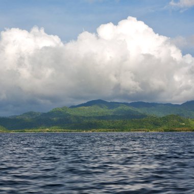 bir tekne güzellikler kıyı şeridi deniz ve rock 