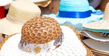 bir eski pazar bir sürü colorated şapka içinde 