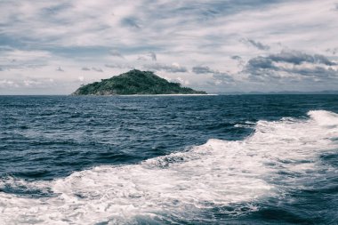   Tekne ve Pasifik Okyanusu görünümünden   