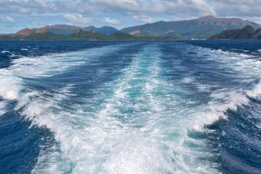   Tekne ve Pasifik Okyanusu görünümünden   