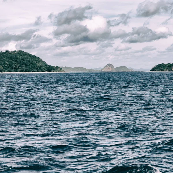 bir tekne güzellikler kıyı şeridi deniz ve rock 