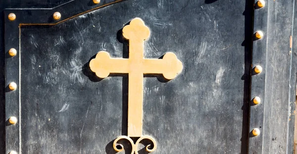 Sulla porta una croce come sfondo — Foto Stock