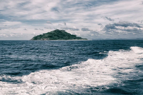   Tekne ve Pasifik Okyanusu görünümünden   