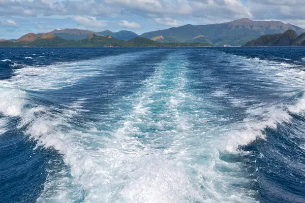   Tekne ve Pasifik Okyanusu görünümünden   