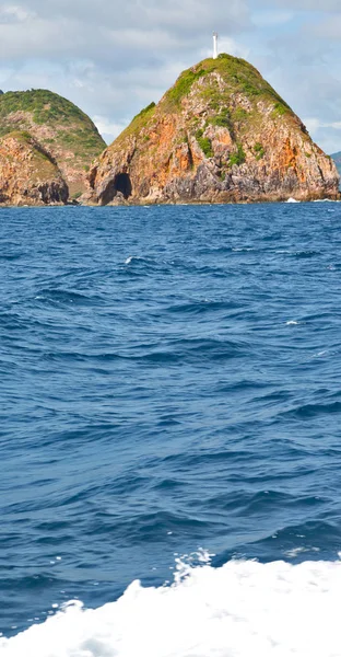   Tekne ve Pasifik Okyanusu görünümünden   