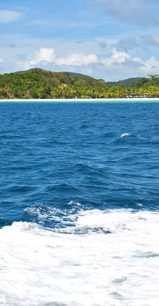   Tekne ve Pasifik Okyanusu görünümünden   