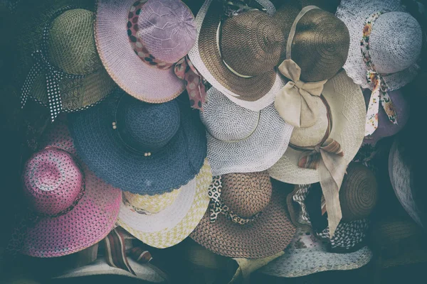 bir eski pazar bir sürü colorated şapka içinde 