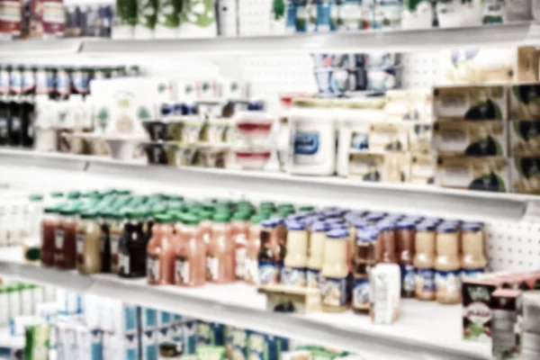Cheio de cores borradas no supermercado — Fotografia de Stock