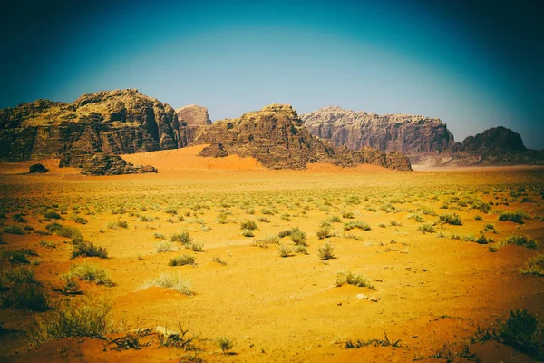 W piachu pustyni i góry przeznaczenia przygoda — Zdjęcie stockowe