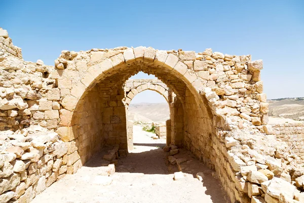 eski kast ve kulesine gökyüzünde