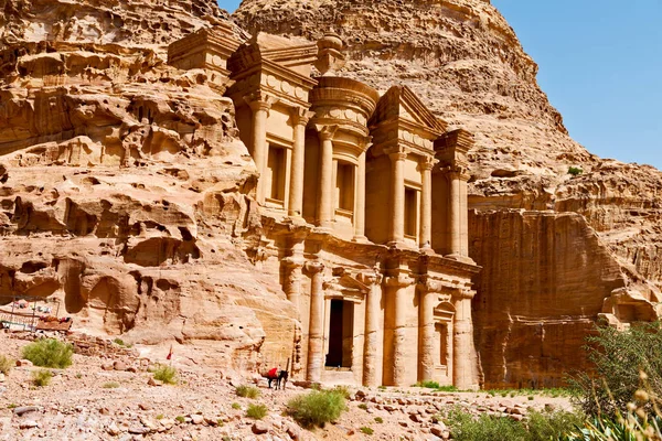 El sitio antiguo de petra en Jordania el monasterio — Foto de Stock