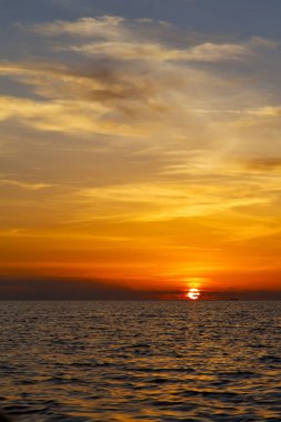 Sunrise tekne ve deniz Tayland kho tao bay kıyı Güney Çin Denizi