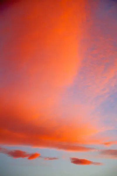 Восход Солнца Цветном Небе Белые Мягкие Облака Абстрактный Фон — стоковое фото