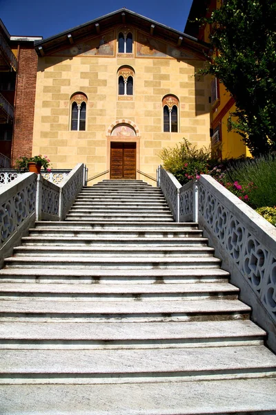 Iglesia Comercio Cerrado Acera Torre Ladrillo Italia Lombardía Viejo —  Fotos de Stock