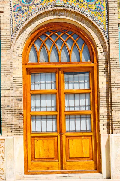 イランの古い木製のドアに — ストック写真