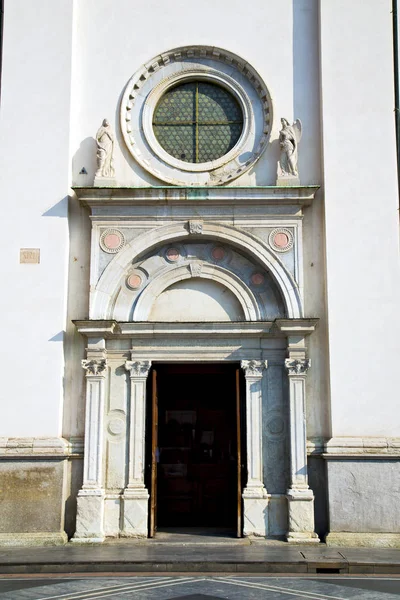 ロンバルディア州ブスト アルシーツィオの古い教会で閉じレンガ塔歩道イタリア — ストック写真