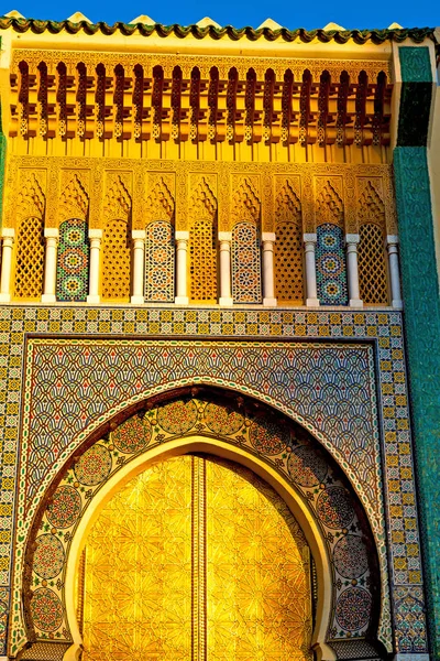 古いモロッコ アフリカ アンシャンのドアし、壁の華やかなブラウン — ストック写真